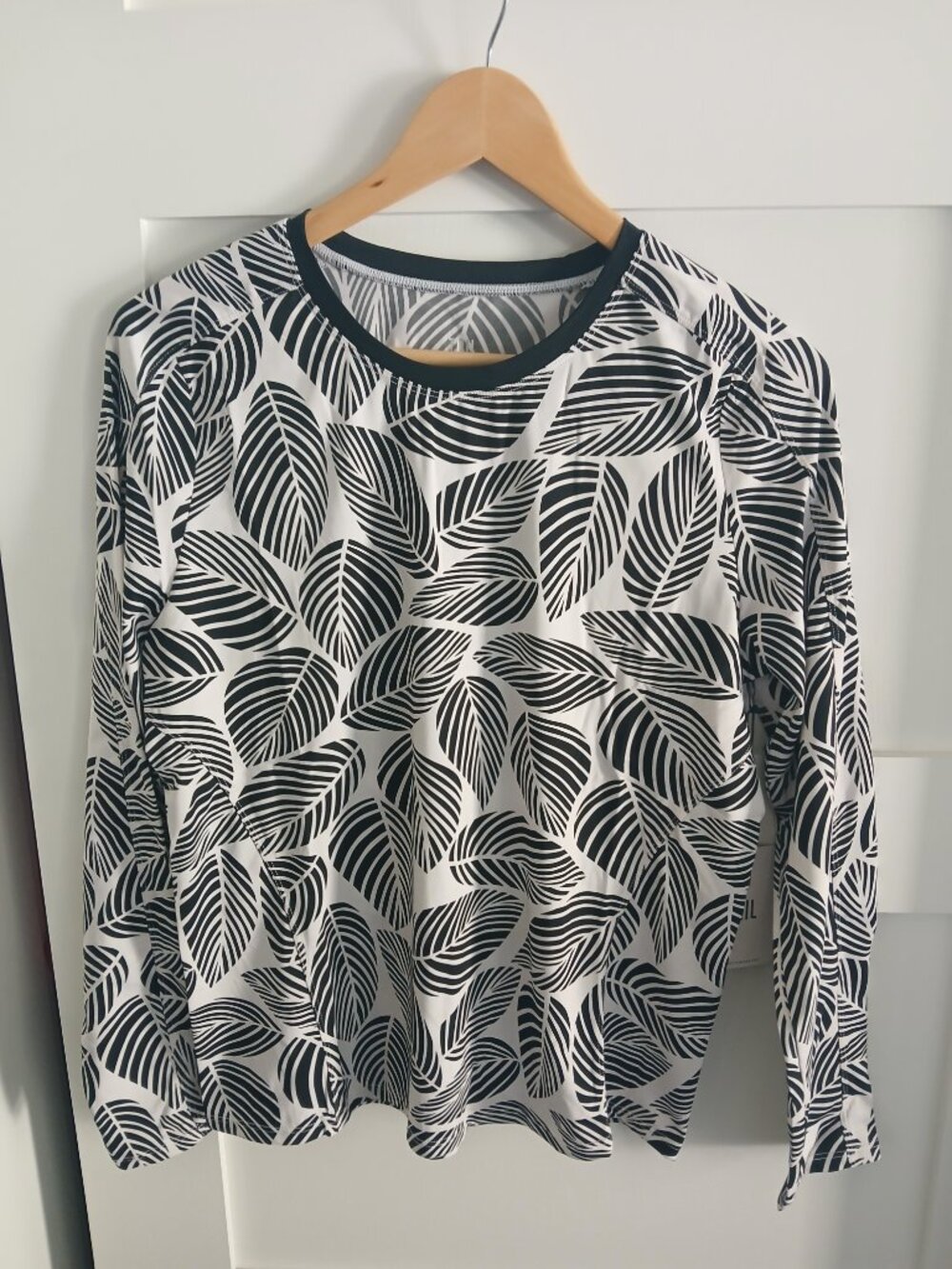 Tail Long sleeve black and white botanical leaves crew neck top Size M